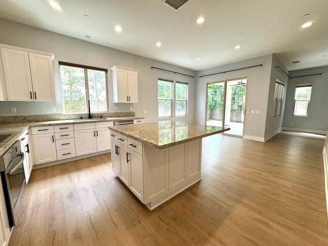 Building Photo - Beautiful 4Bd/3Ba Spacious Home in Costa M...