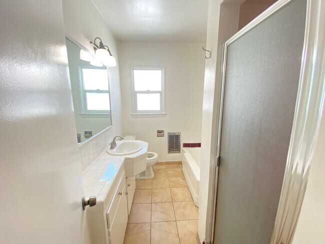 Building Photo - 1 Bed + 1 Bath Second Floor Unit!