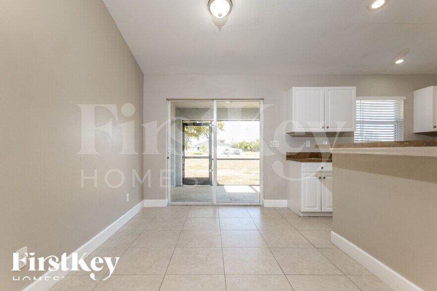 Building Photo - 2031 NE 9th Pl