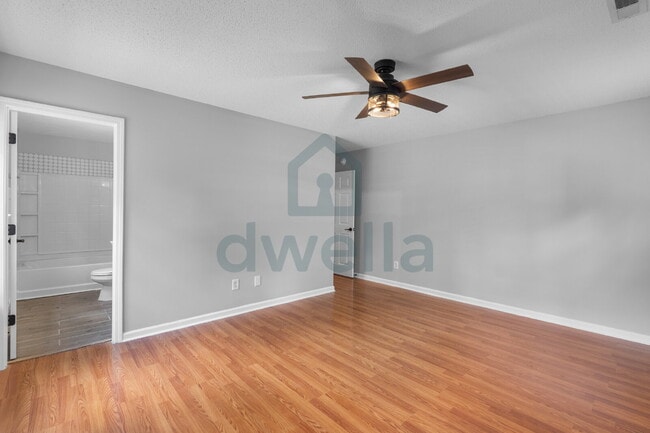 Building Photo - "Charming 3-Bedroom Retreat with 2.5 Baths...