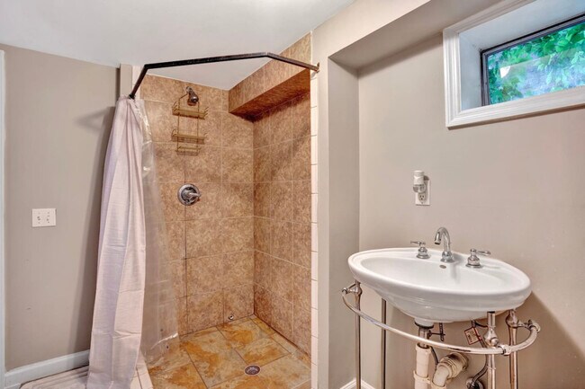 Building Photo - 408 Martin St