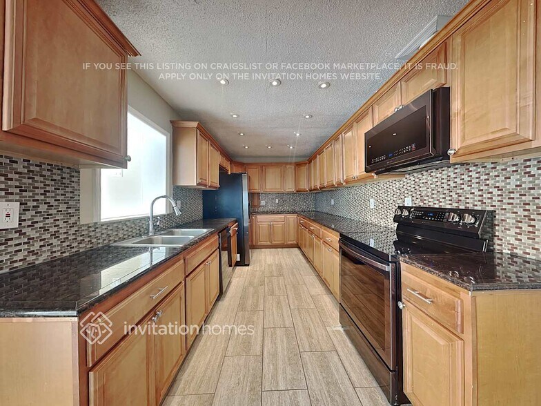 Building Photo - 8380 Jacaranda Ave