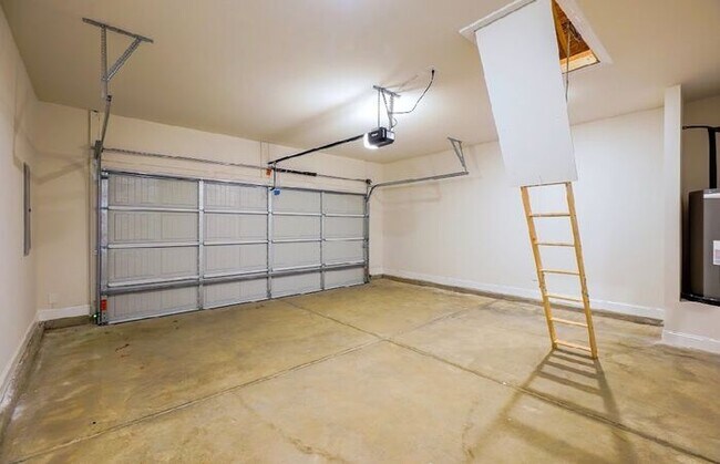Building Photo - Fenced yard, great location
