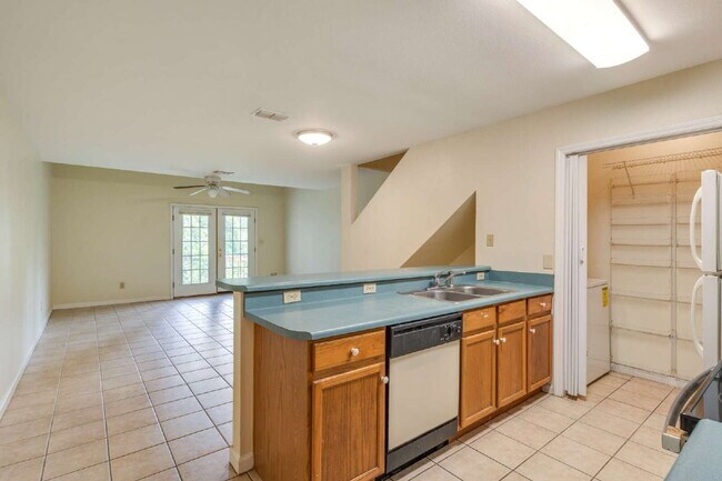 Building Photo - 1 bedroom and 1 bathroom in a 3x3 duplex STEPS AWAY FROM CAMPUS
