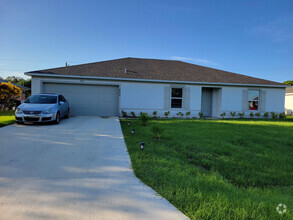 Building Photo - 452 NW Riverside Dr