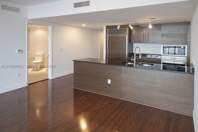 Building Photo - 475 Brickell Ave