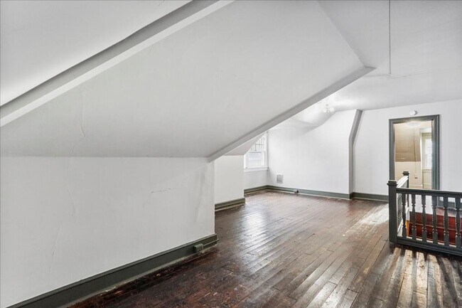 Building Photo - 1052 Edgar Ave