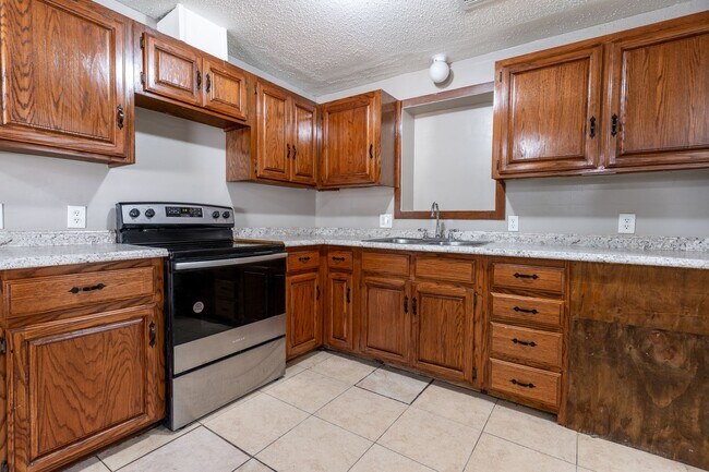 Building Photo - Charming 5-bedroom, 1.5-bathroom home