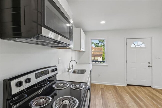 Building Photo - HOME FOR THE HOLIDAYS SPECIAL!-4 BEDROOM HOME IN FOX CHAPEL