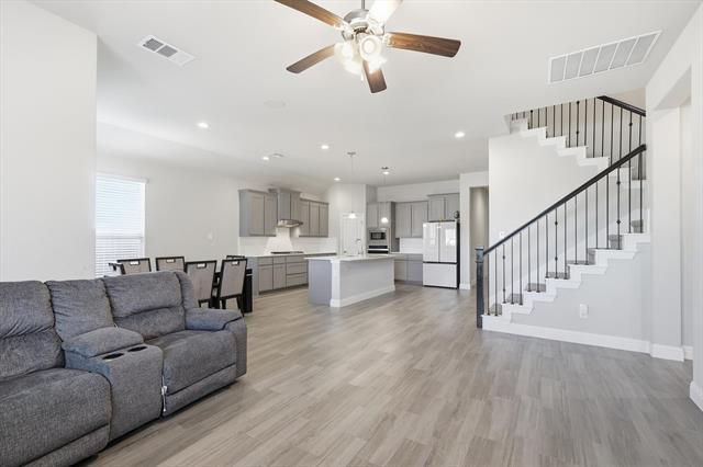 Building Photo - 2001 Oleander St