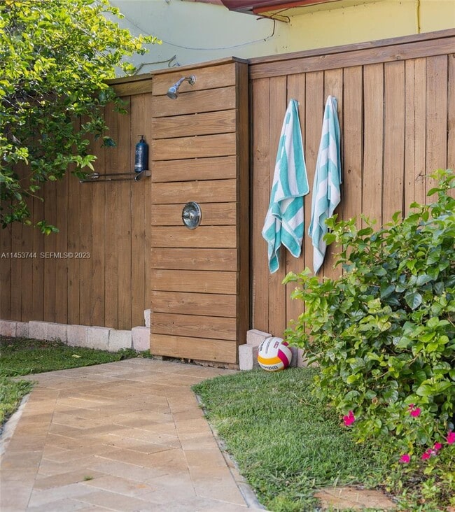 Building Photo - 201 NE 16th Ct