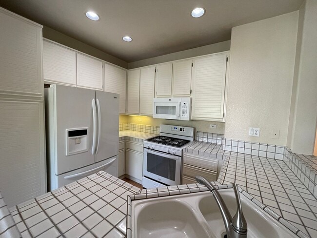 Building Photo - 450 Navaro Way