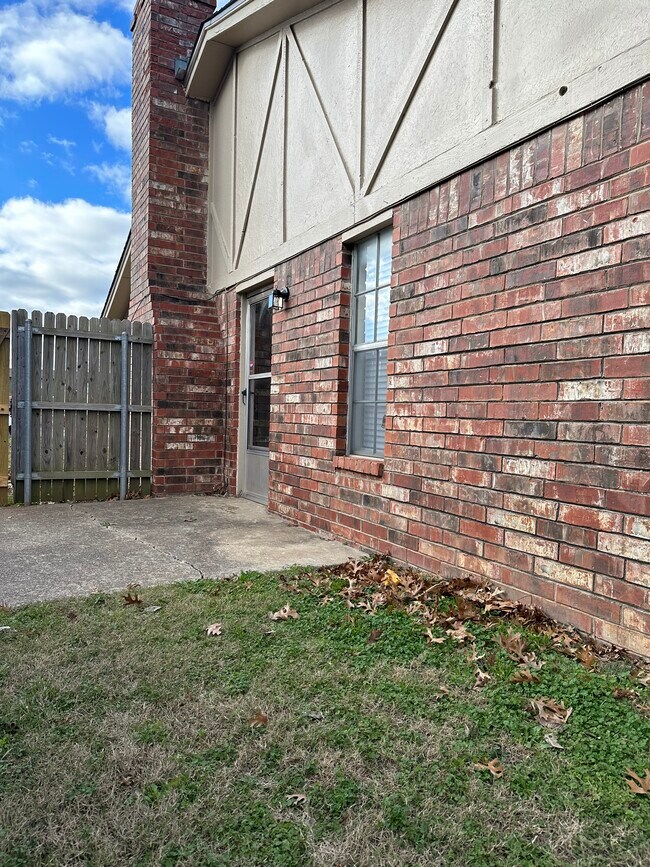 Building Photo - 1903 Crystal Cir