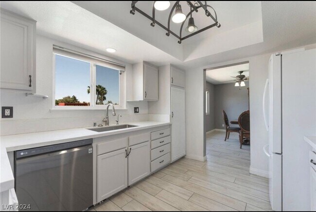 Building Photo - 580 Chelsea Dr