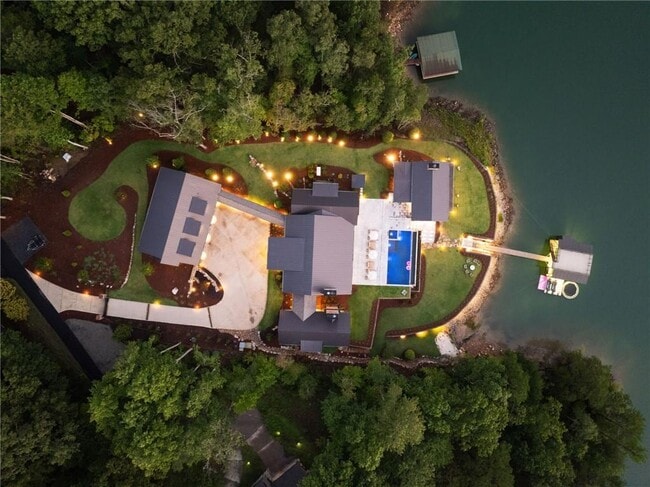 Building Photo - 725 Rocky Point Dr