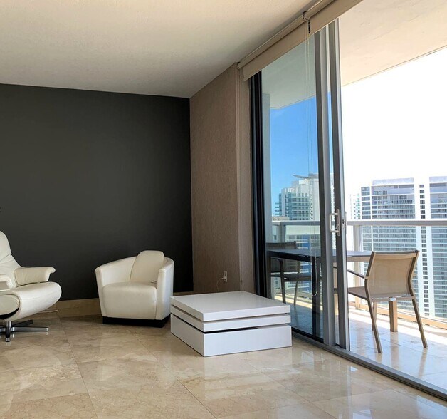 Building Photo - 1060 Brickell Ave