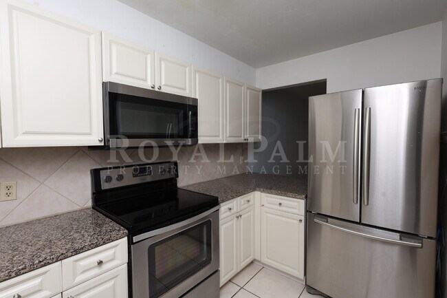Building Photo - 2 Bed, 2.5 Bath Townhouse with Balcony, Pool & Prime Bonita Springs Location