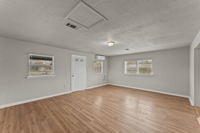 Building Photo - Inviting 2 bedroom 1 bath home for rent!