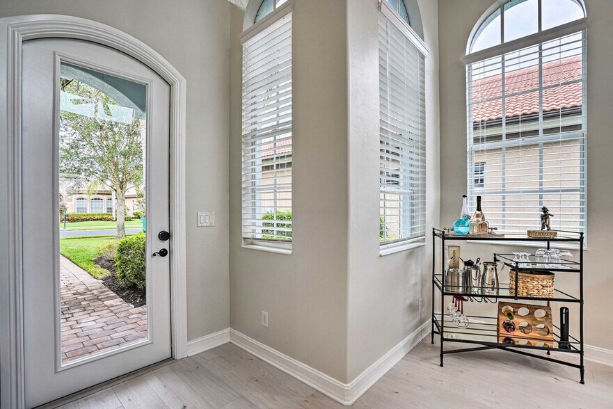 Building Photo - 6096 Dogleg Dr