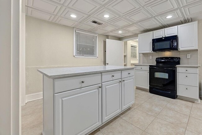 Building Photo - 2132 Dunwoody Glen
