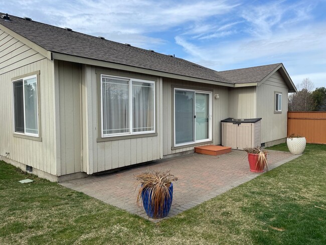 Building Photo - Charming 3 Bed 2 Bath Home with attached G...