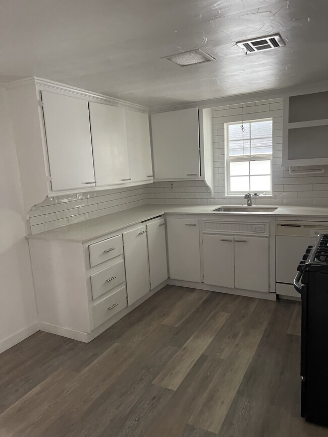 Building Photo - 11 N Howard St