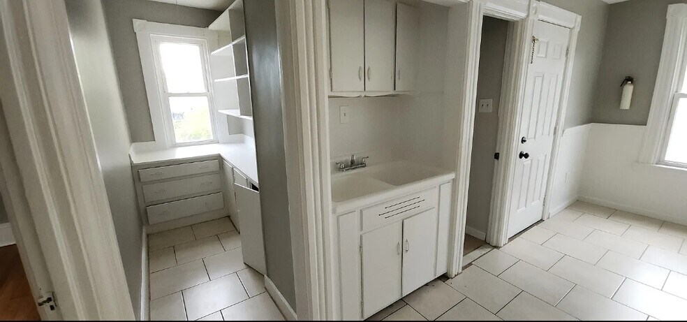 Building Photo - 127 Smalley St