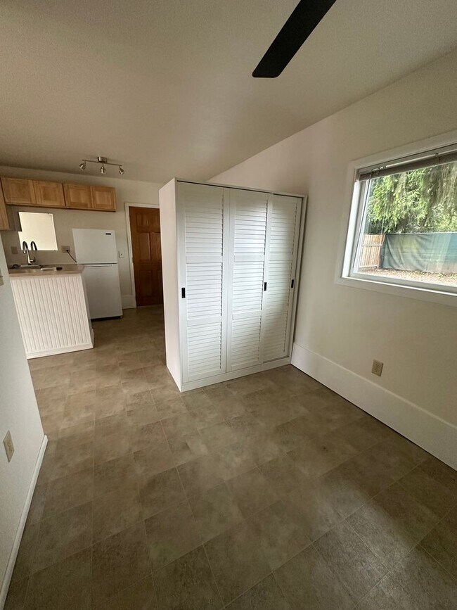 Building Photo - Cherry Ave Duplex