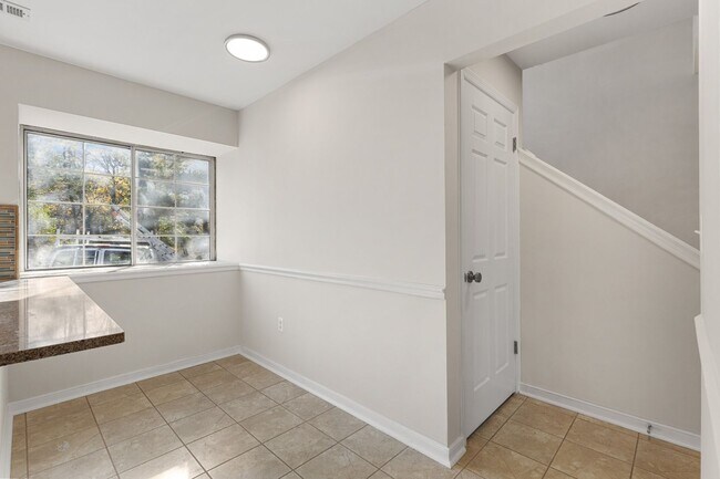 Building Photo - Coming Soon! End unit townhome in Annapolis!