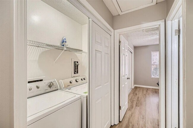 Building Photo - 5418-5420 Glen Haven Dr