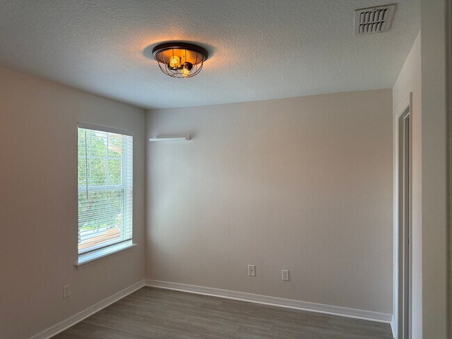Building Photo - Come and Experience This Townhouse