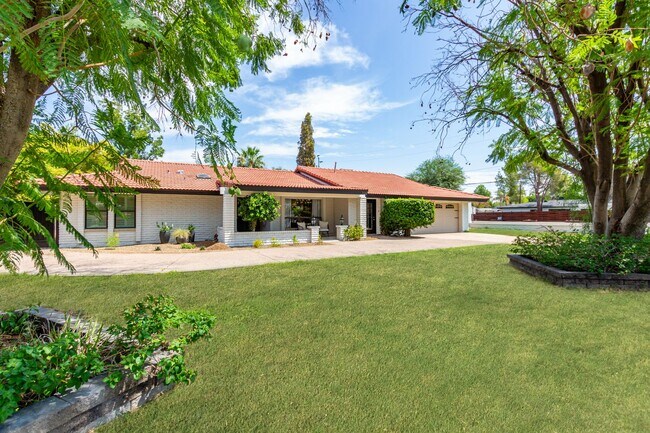 Building Photo - 5 Bedroom 3 Bathroom Phoenix Home