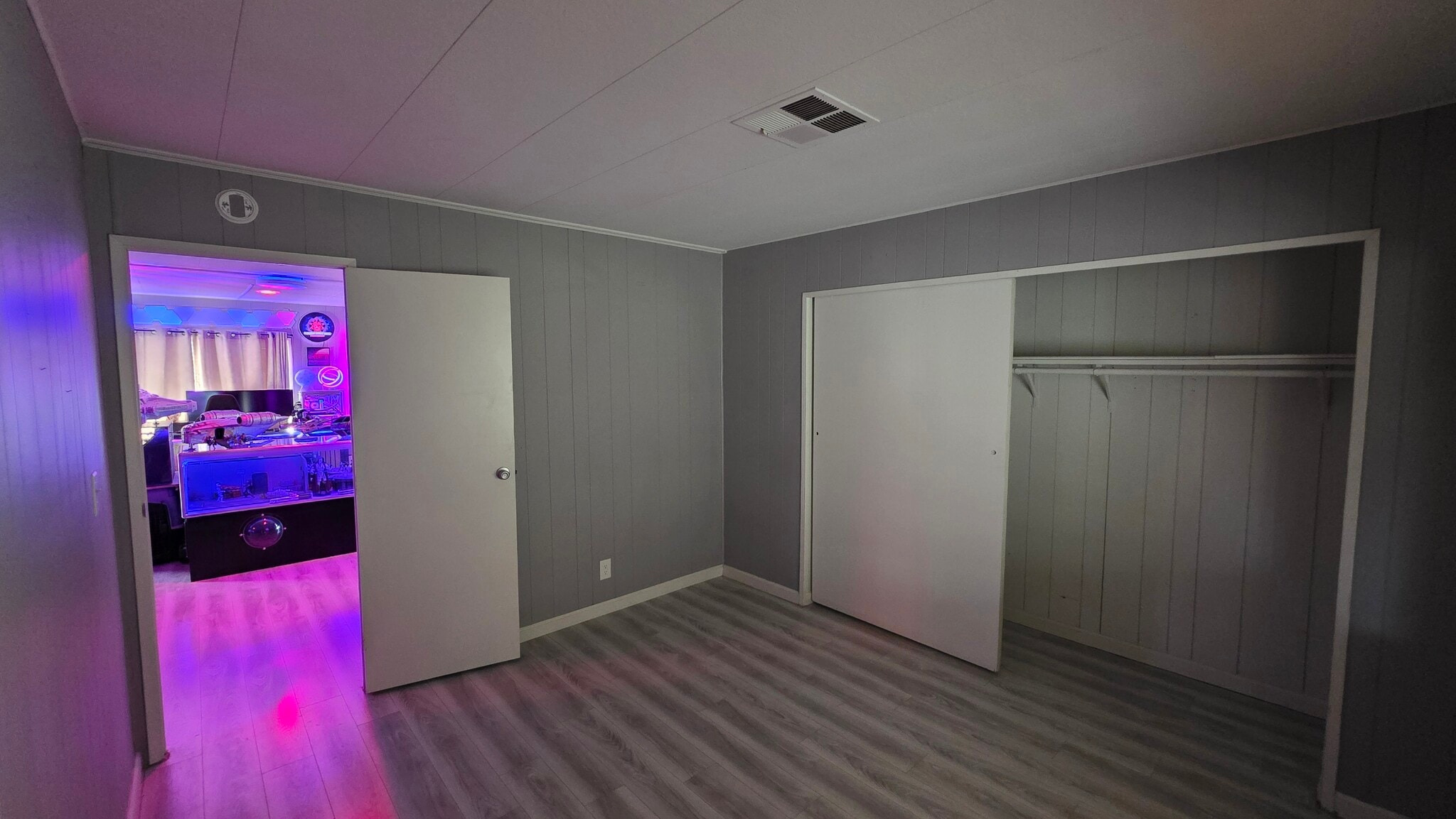 SMALL ROOM - 18950 Woodcrest Ln