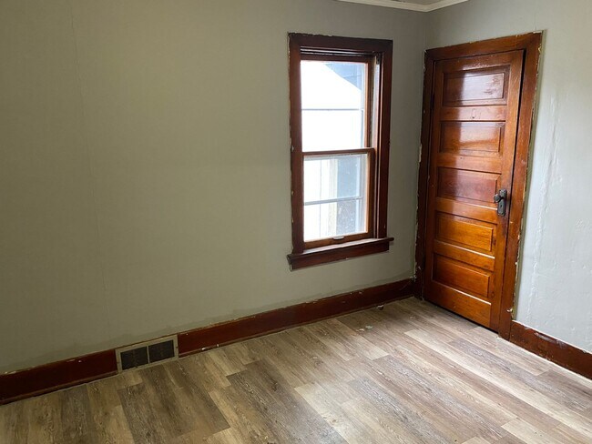 Building Photo - 3 Bedroom home in Rothschild!