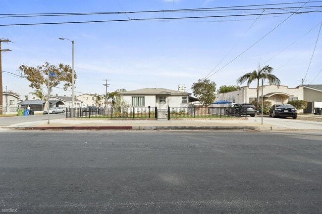 Building Photo - 2 br, 1.5 bath Duplex - 1160 North Fries A...