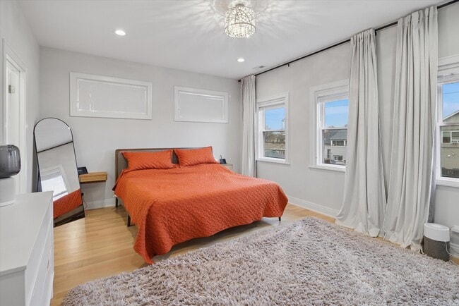 Building Photo - 5240 W Winnemac Ave