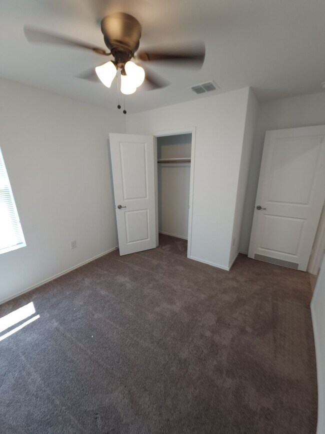 Building Photo - 2 weeks free Rent! Mission Del Lago- South of San Antonio, Tx