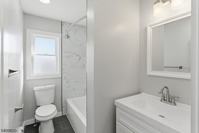 Building Photo - 19 Evelyn Ct