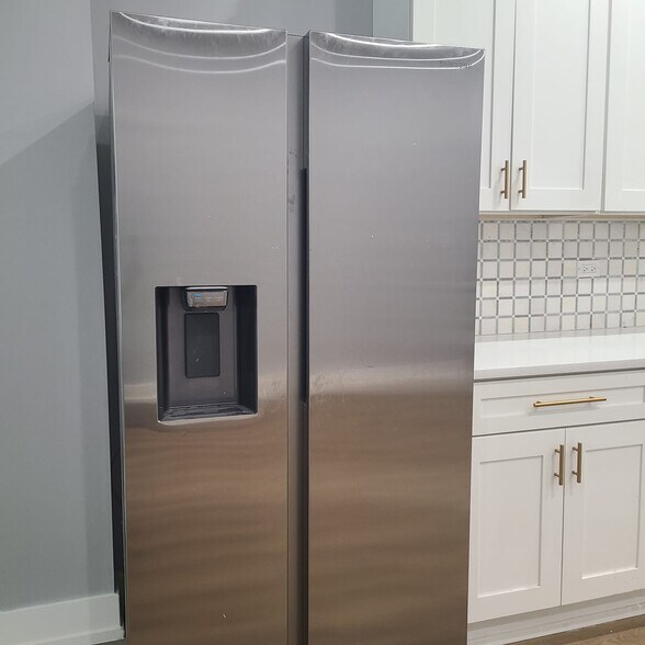 Fridge - 5935 S Indiana Ave