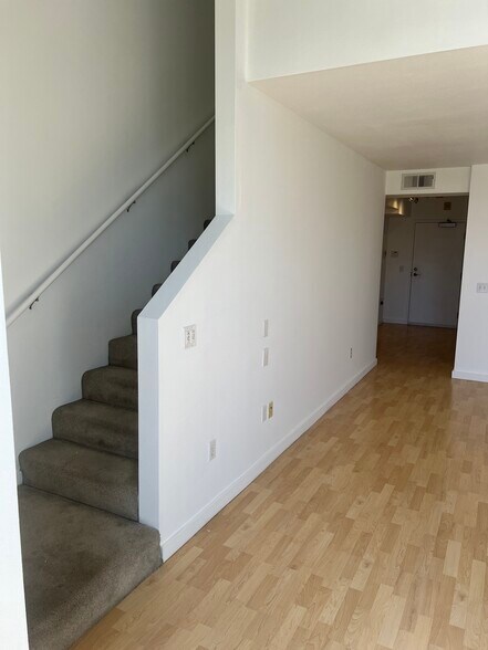 Building Photo - 425 28th St