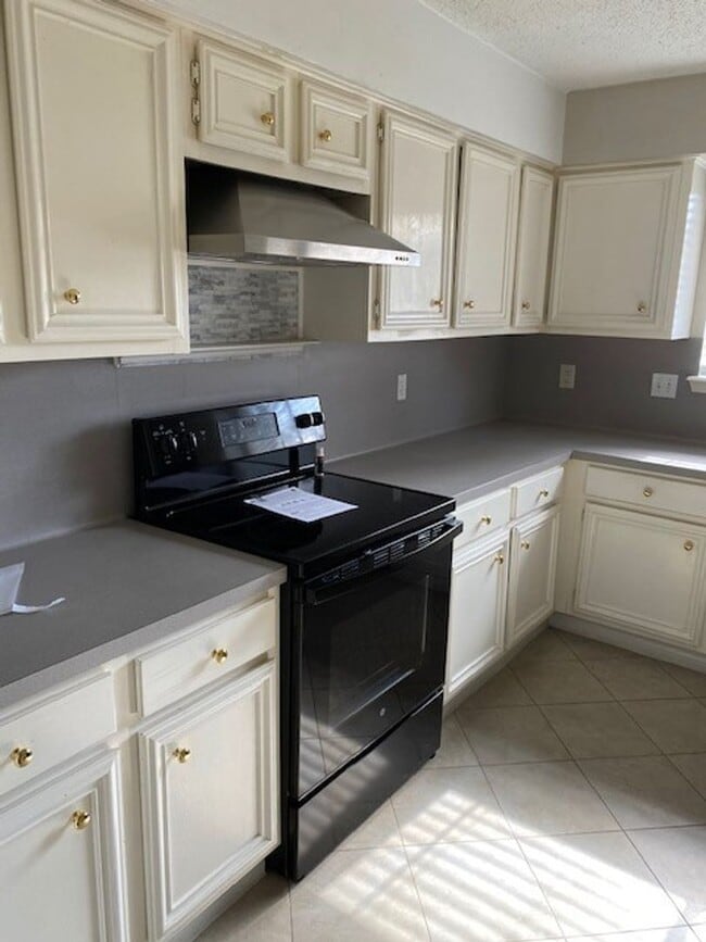 Building Photo - Lovely well cared for home on an extensive landscaped corner lot! Spacious family room with high ...