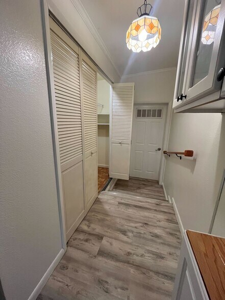 Building Photo - 516 Northmoor Ave N