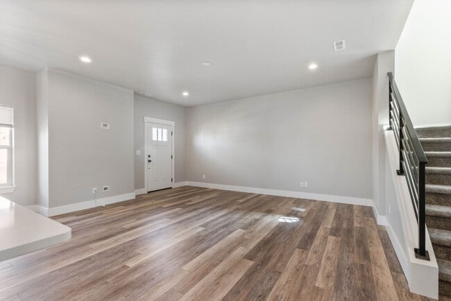 Building Photo - Awesome end unit 3 Bed 2.5 Bath townhome i...