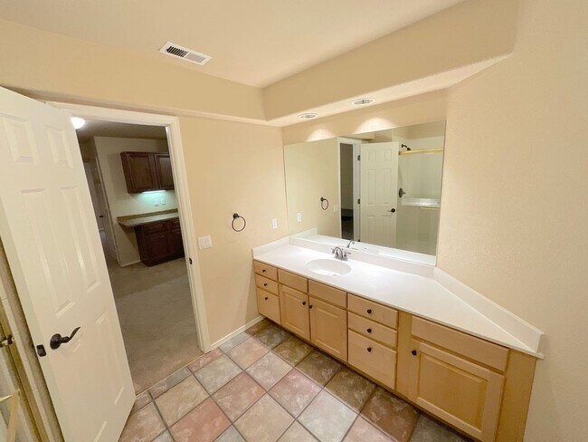 Building Photo - 5 Bedroom Home Available Near Rangewood Dr & Vickers Dr!