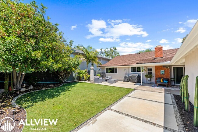 Building Photo - Exquisite 4 Bed 2.5 Bath Home in Orange!