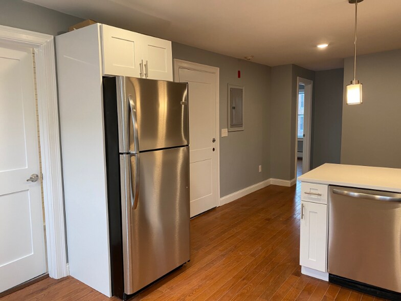 Building Photo - 118 Marginal St