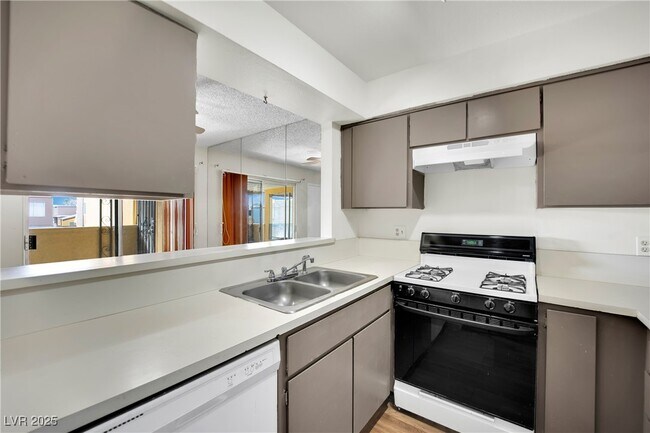 Building Photo - 1417 Hialeah Dr