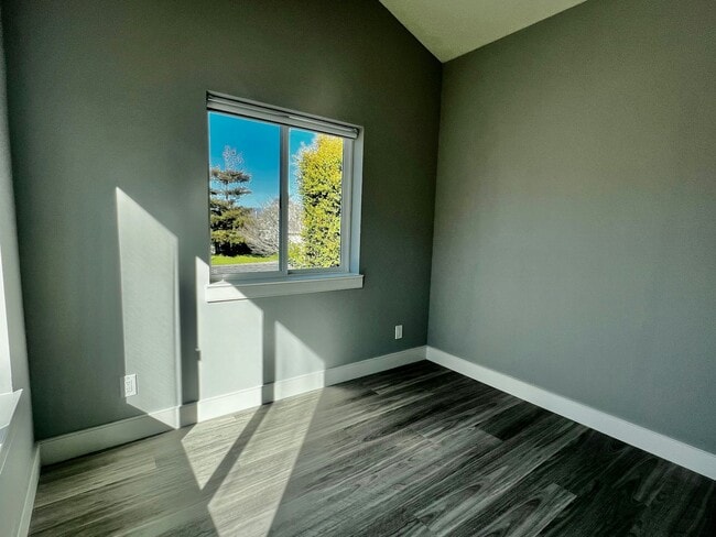 Building Photo - 620 Columbia St