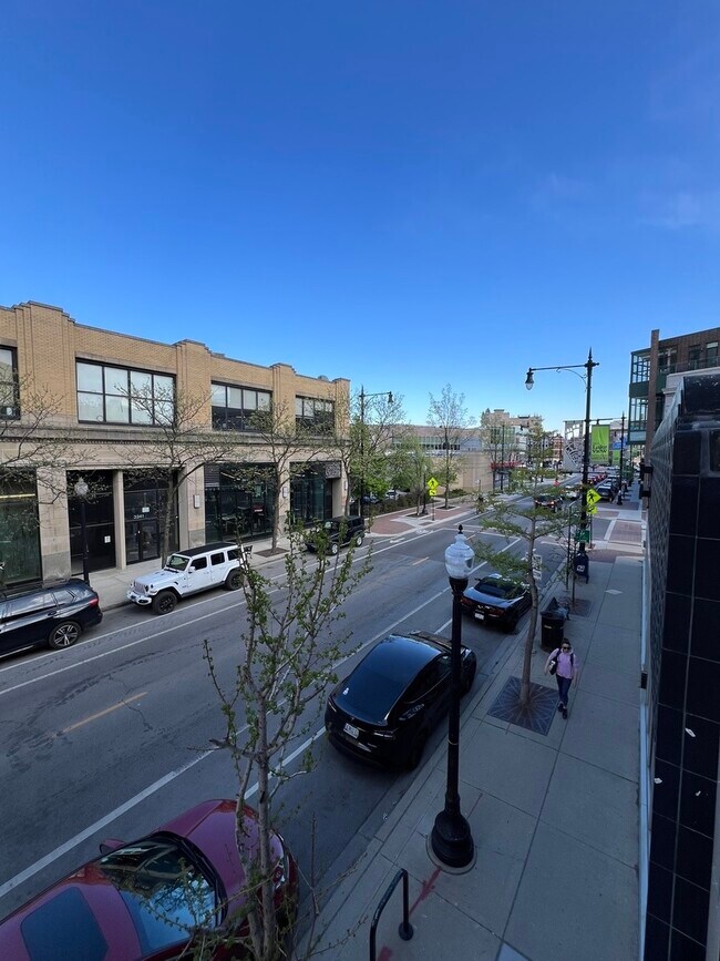 Building Photo - 3244 N Lincoln Ave