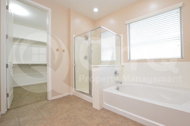 Building Photo - 1522 E Hummingbird Way